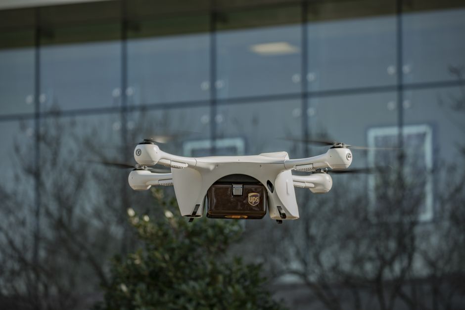 Dron de UPS hace primera entrega de muestras médicas
